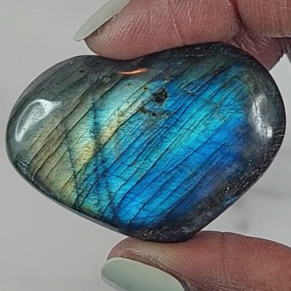 Labradorite Heart Carving | Protection • Intuition • Inner Magic - Picture 5 of 9